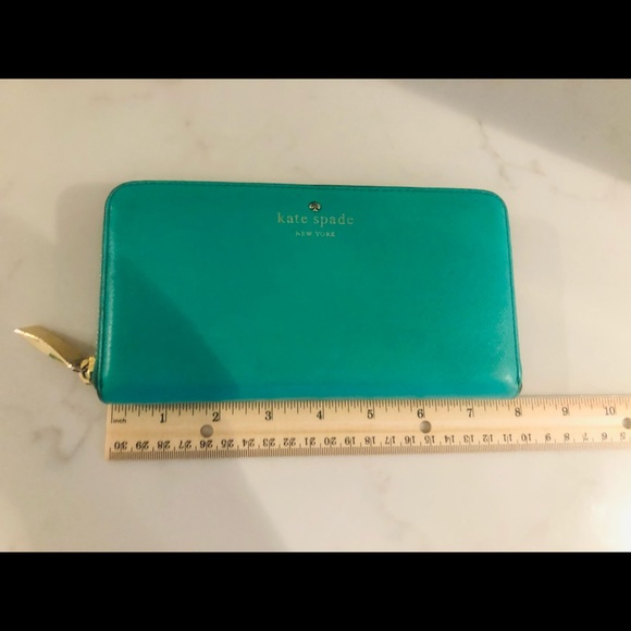 Kate Spade New York Green Cobble Hill Lacey wrap around Wallet. - Picture 3 of 13